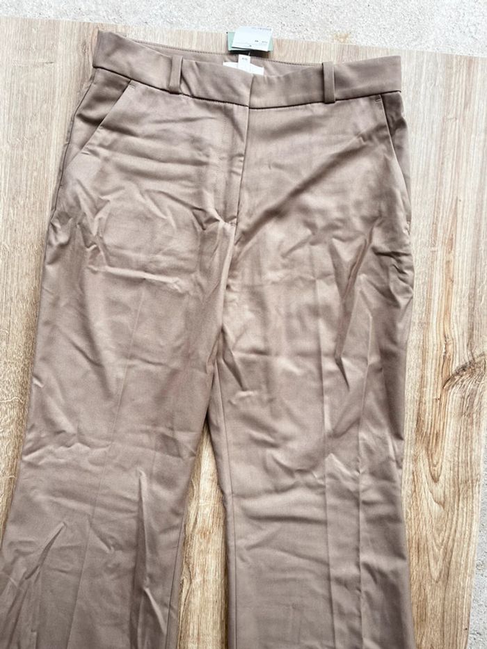 Pantalon tailleur beige jambes évasées - photo numéro 2