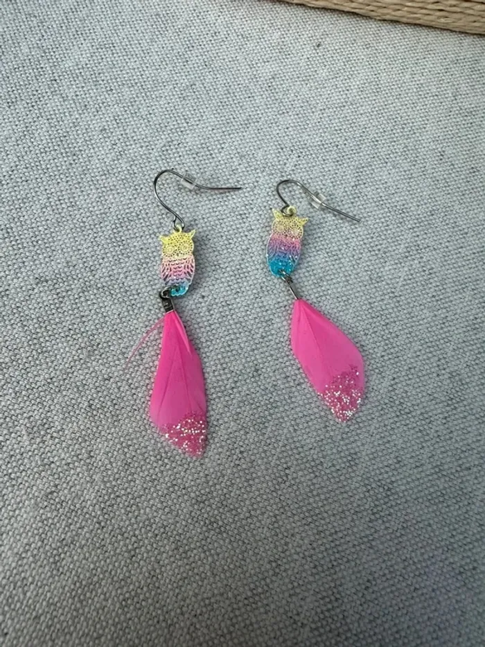 Boucles d'oreilles hiboux et plume rose