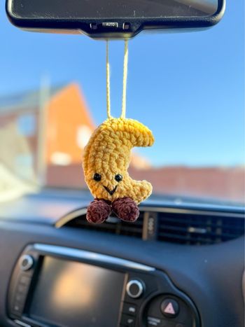 Déco rétroviseur lune jaune jellycat en crochet 