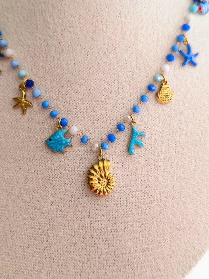 Collier doré et bleu avec perles de cristal et breloques de la mer - photo numéro 9