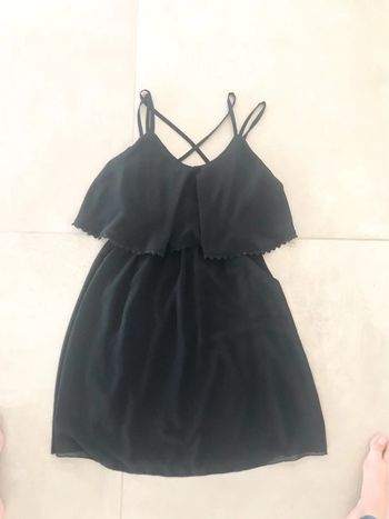 Robe noire à volants