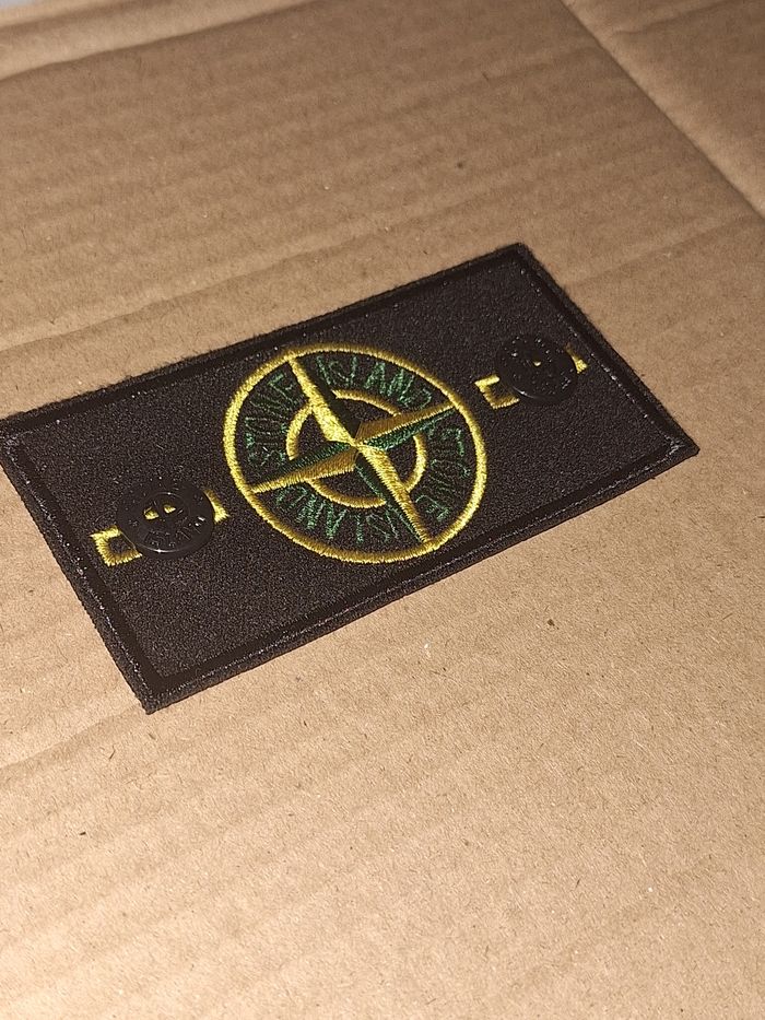 1 Patch Stone Island + 2 boutons - photo numéro 2