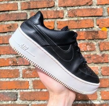 Baskets Nike air force one sage low noir cuir