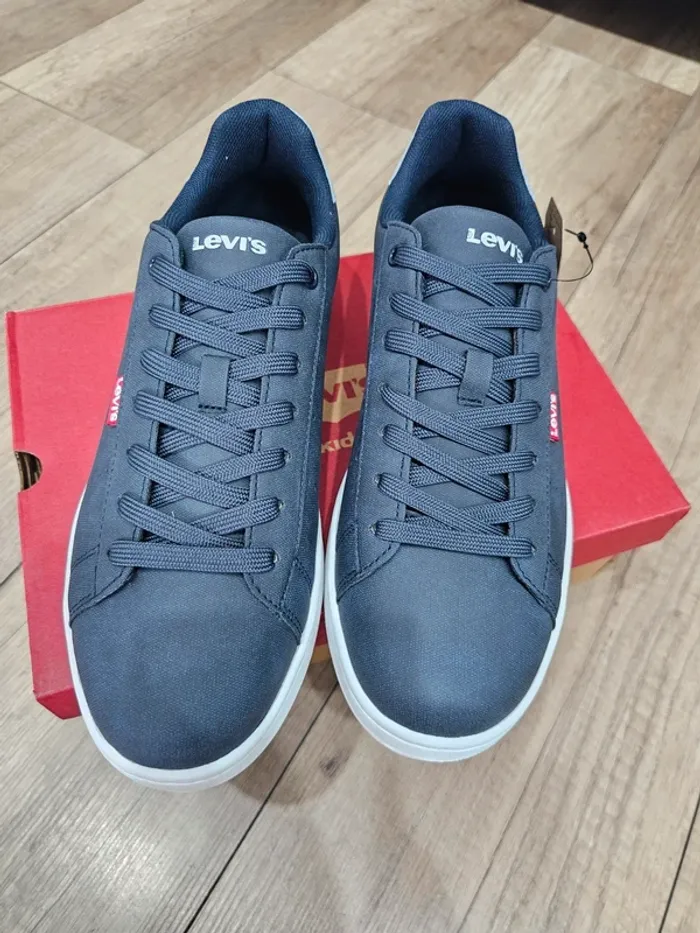 Très belles baskets garçon,  marque Levi's,  bleu marine, pointure 39 - photo numéro 4