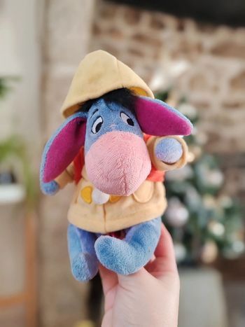 Peluche bourriquet avec manteau et sac a dos Tigrou