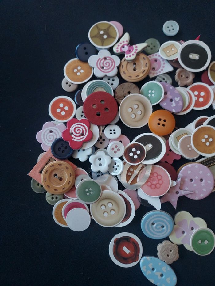 Lot de boutons toutes sortes - photo numéro 2