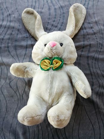 Lapin en peluche range pyjama