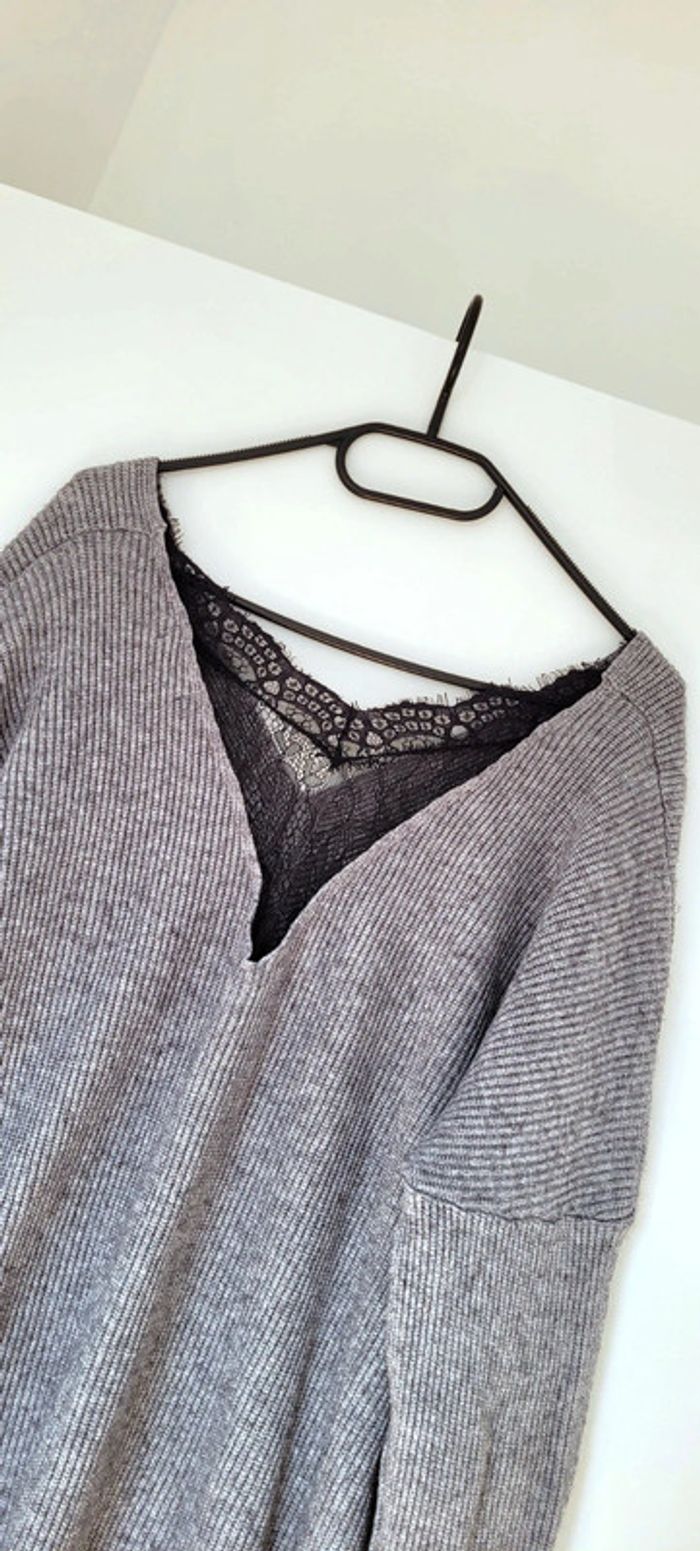Joli Pull gris décolleté noir dentelé Marque Moewy Taille unique - photo numéro 3
