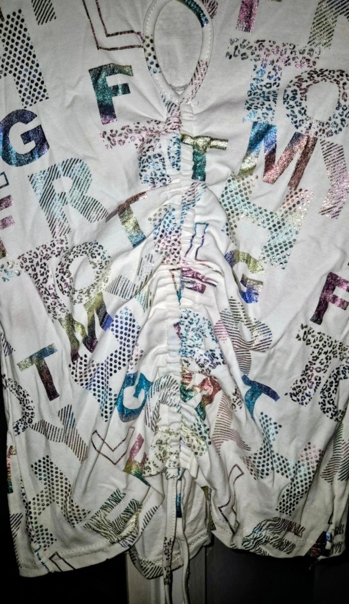 Tee-shirt blanc avec écritures multicolores - photo numéro 4