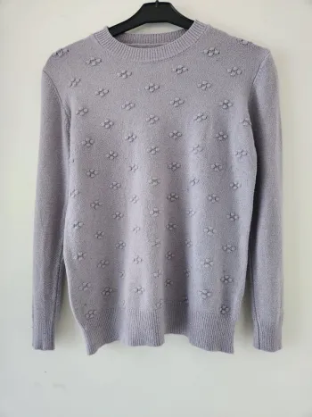Pull femme lilas à motifs floraux en relief Taille S/M