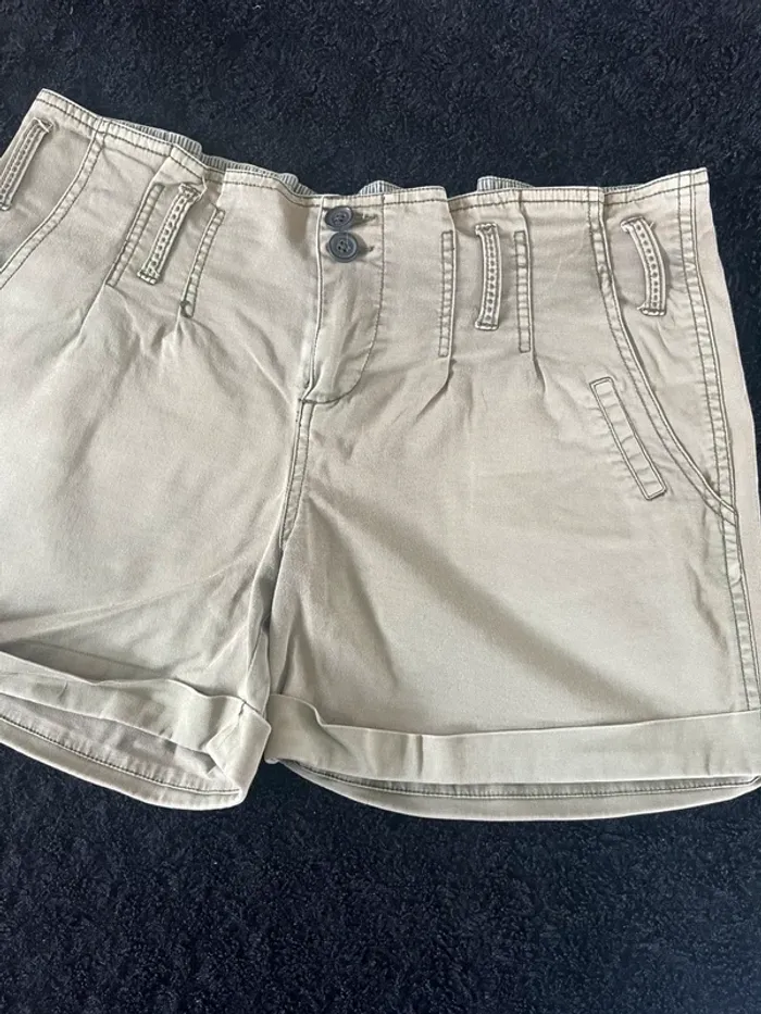 Short kaki