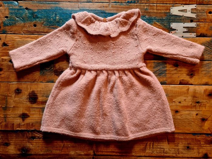 Robe en laine pour bébé fille. - photo numéro 2