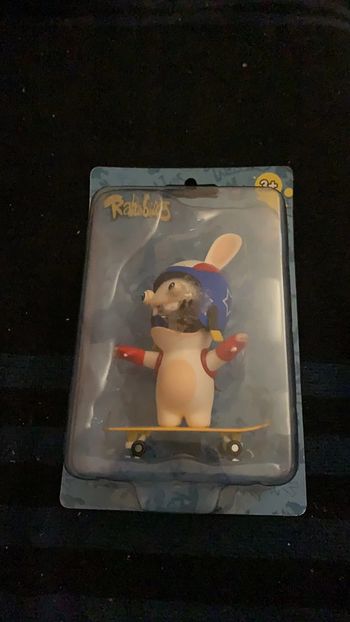 Lapin crétin skateboarder