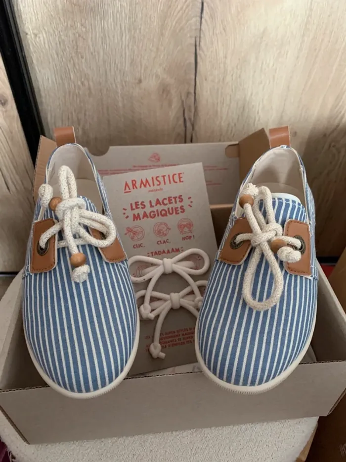 Jolies baskets Armistice rayées pointure 31 neuves avec double paire de lacets