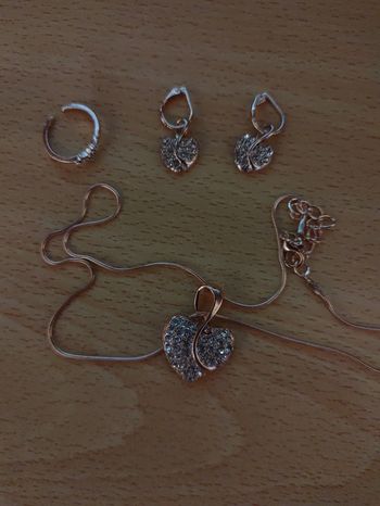 Bijoux collier bague boucles d'oreilles 