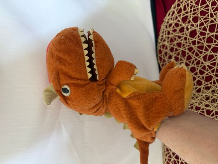 Peluche marionnette dinosaure orange Jurassic world 25 cm - photo numéro 6