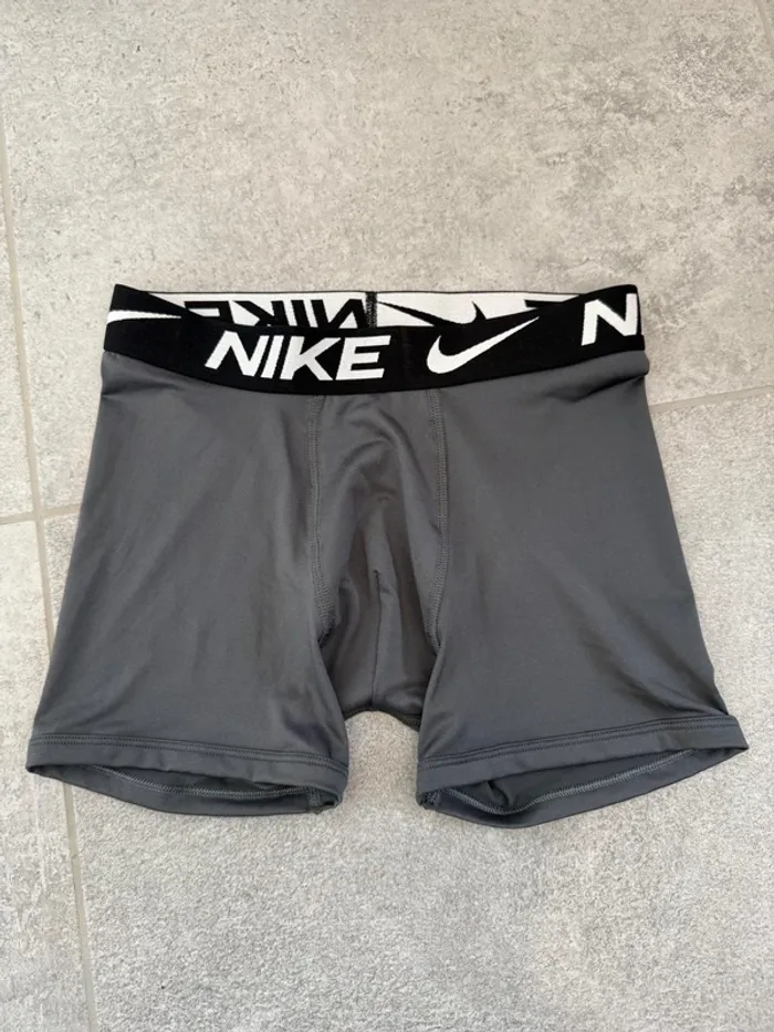 Short Nike de sport garçon gris taille 9-11 ans comme neuf