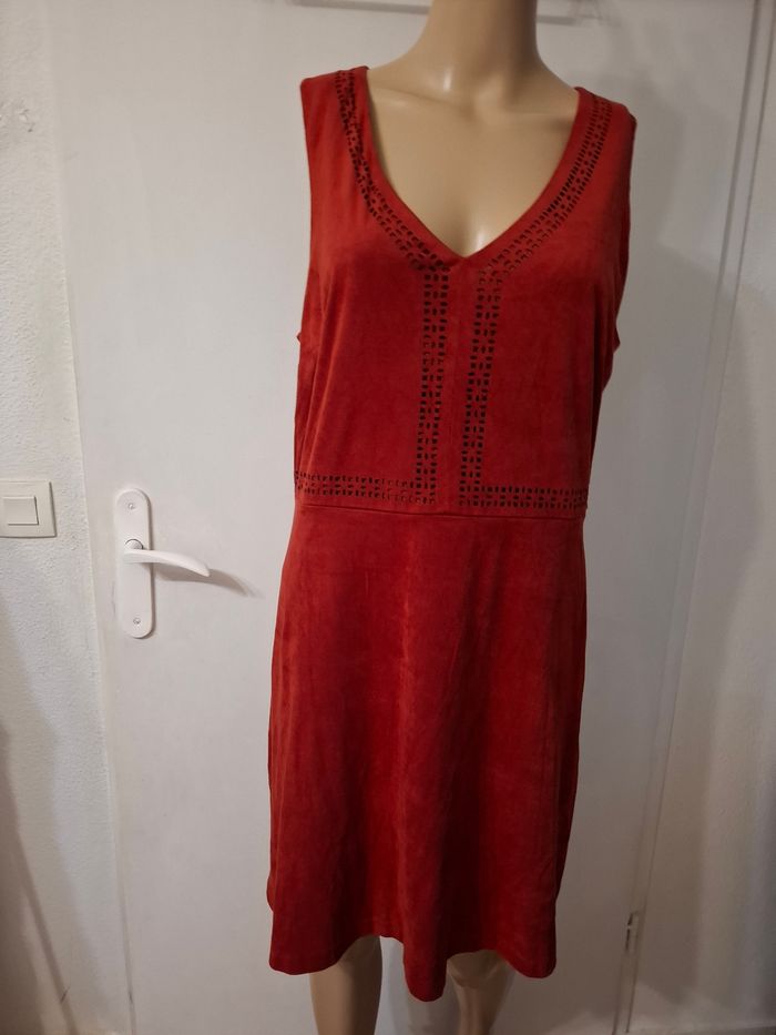 Robe taille 40 en très bon état Mesure dans l'annonce