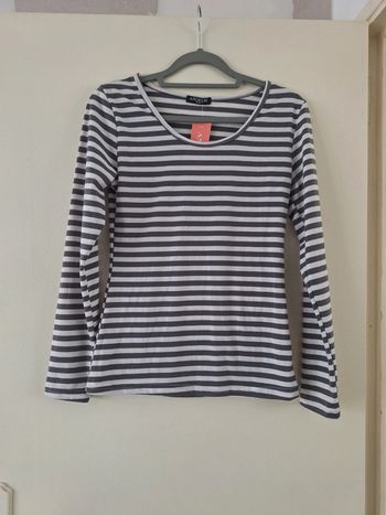 T-shirt neuf rayé gris et blanc taille SM