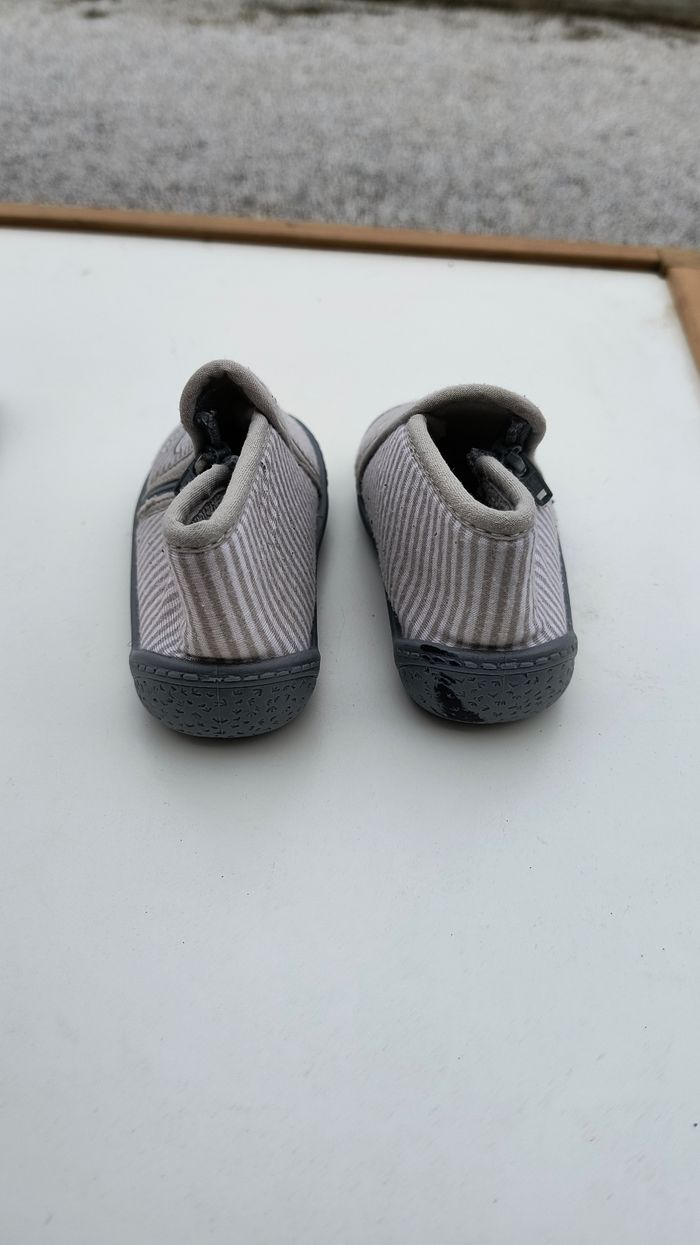 Chaussons enfant comme neuf taille 19 - photo numéro 2
