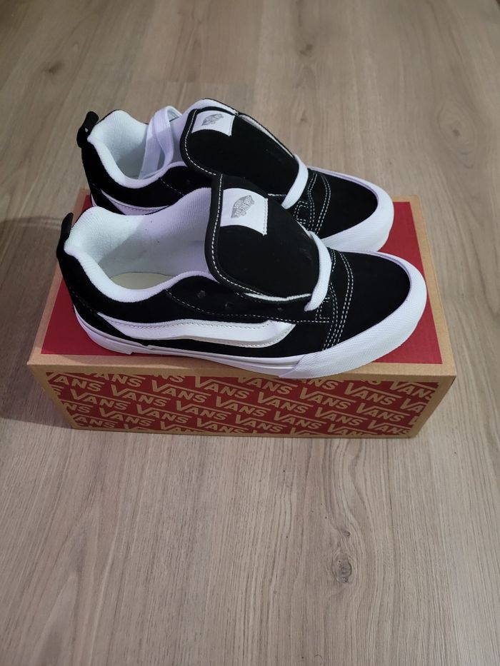 Baskets Vans modèle Knu Skool