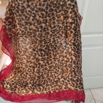 Grande echarpe  impression leopard bordure  rouge