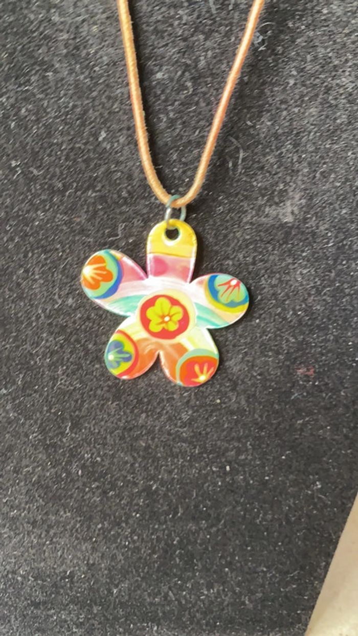 Collier fantaisie avec pendentif fleur - photo numéro 2