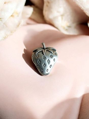 Broche vintage signée Ms Dee fraise couleur argenté