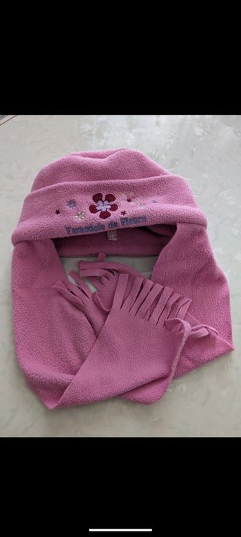 Beau chapeau rose avec écharpe intégrée. Taille 4/6 ans (  54)