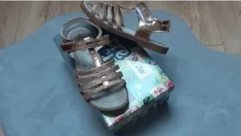 Chaussures sandales / sandalettes nu-pieds dorées pointure 32 en parfait état