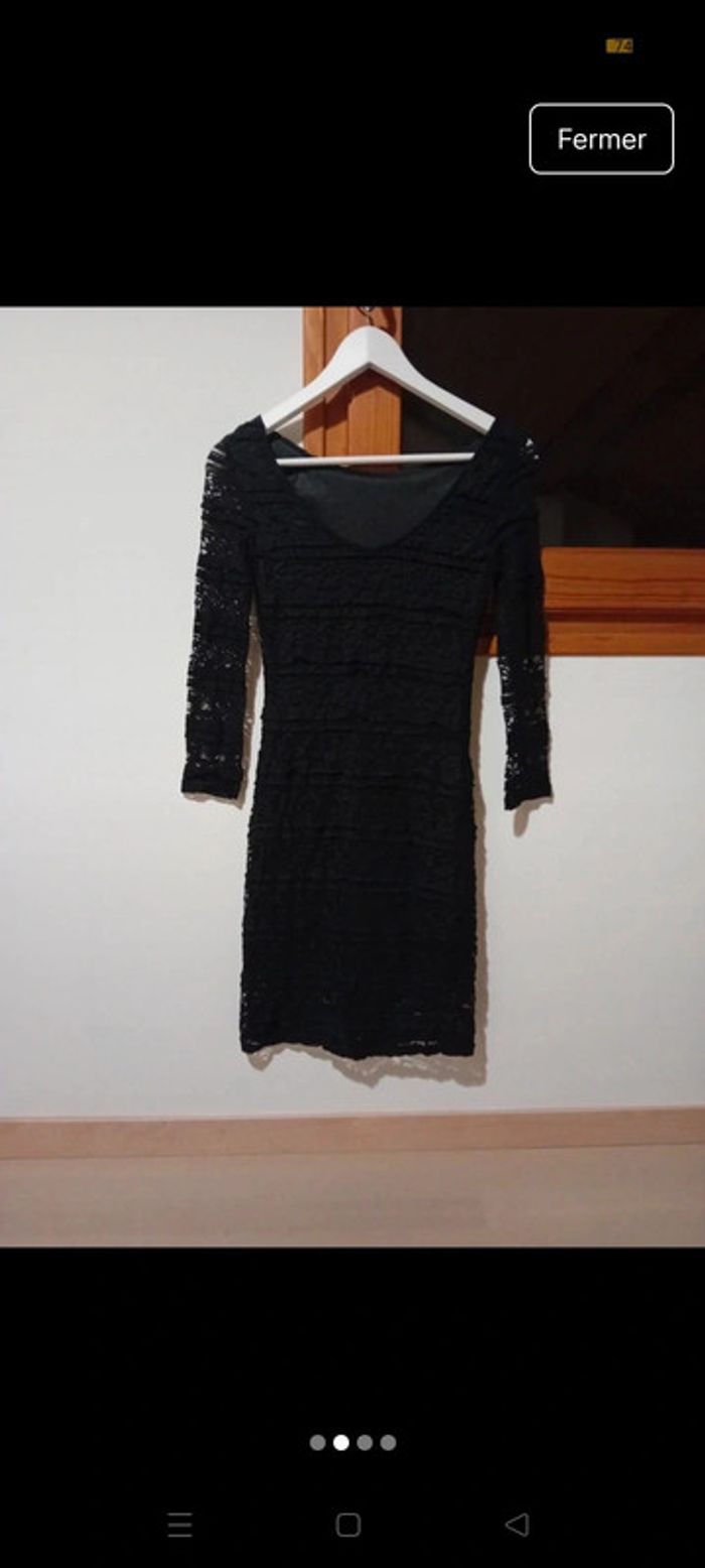 Robe noire moulante en dentelle avec manches ajourées