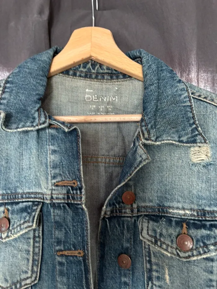 Veste en jean effet troué - photo numéro 3