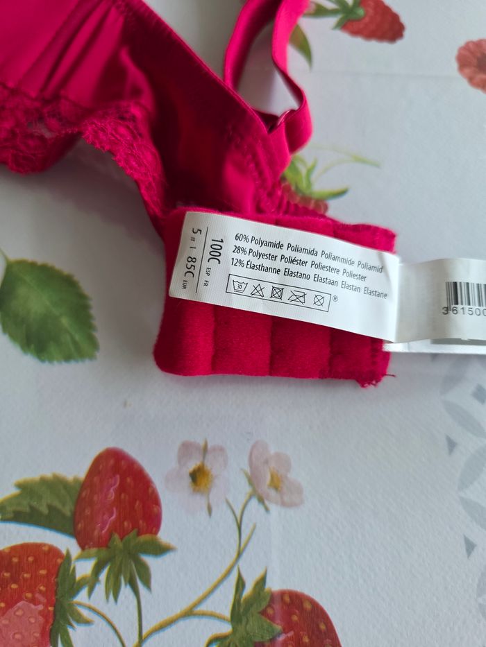 SOUTIEN-GORGE ROUGE BORDEAUX JAMAIS PORTER COMME NEUF DENTELLE TAILLE 100C MARQUE FASHION ESPRESS - photo numéro 5
