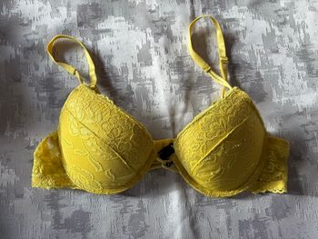 👙 Soutien-gorge jaune en dentelle avec armatures & rembourrage TBE