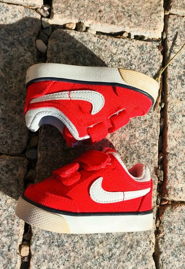 Baskets à scratchs Nike pointure 17