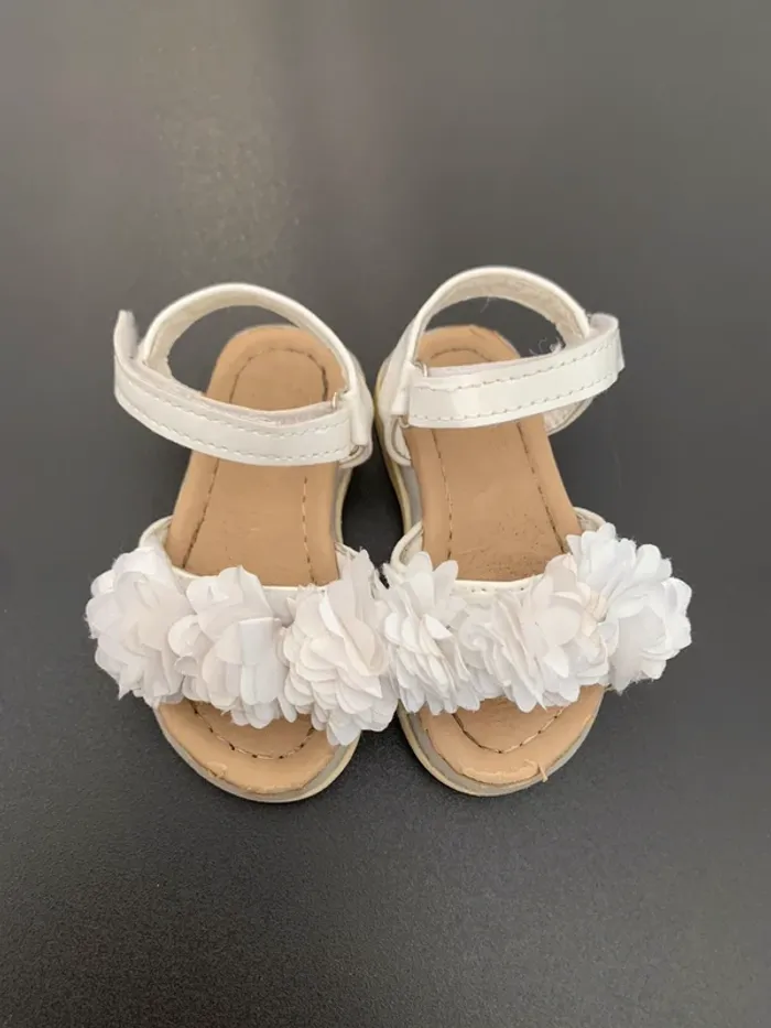Jolie sandales lumineuses taille 20