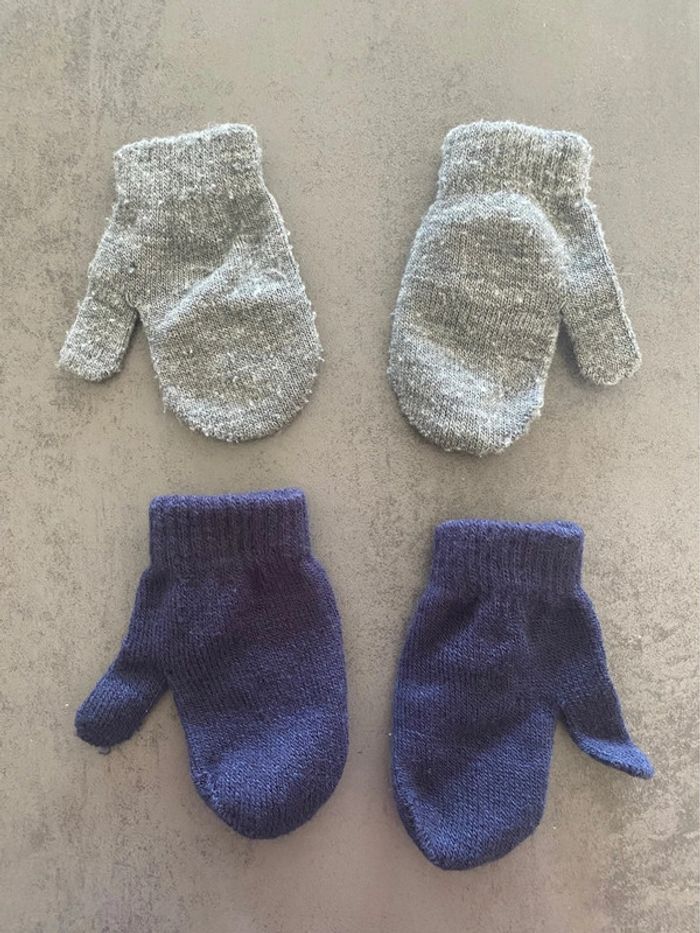 Lot de deux paires de moufles marine et grises Kiabi taille 3/6 ans - photo numéro 2