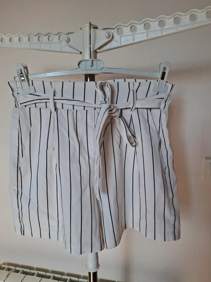Short bershka taille M femme a rayures noir et blanc