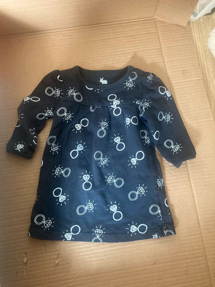 Blouse noir et avec des bague