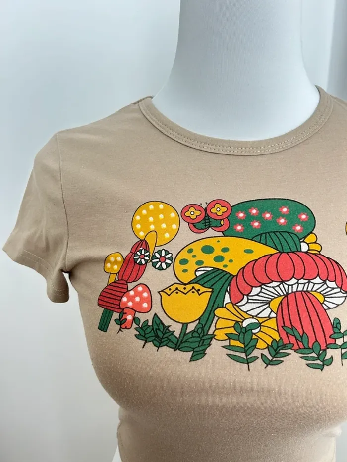 T-shirt beige court imprimé champignons colorés taille S - photo numéro 2