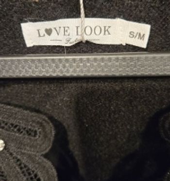 Pull noir avec découpe1