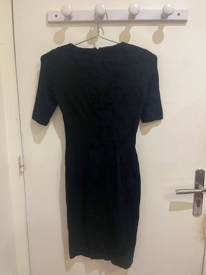 Robe longue noir avec des fleurs en velours manches courtes french connection taille S/36 - photo numéro 3