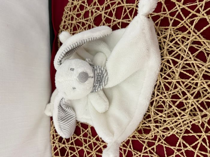 Doudou plat lapin blanc rayé gris KIABI SIMBA TOYS