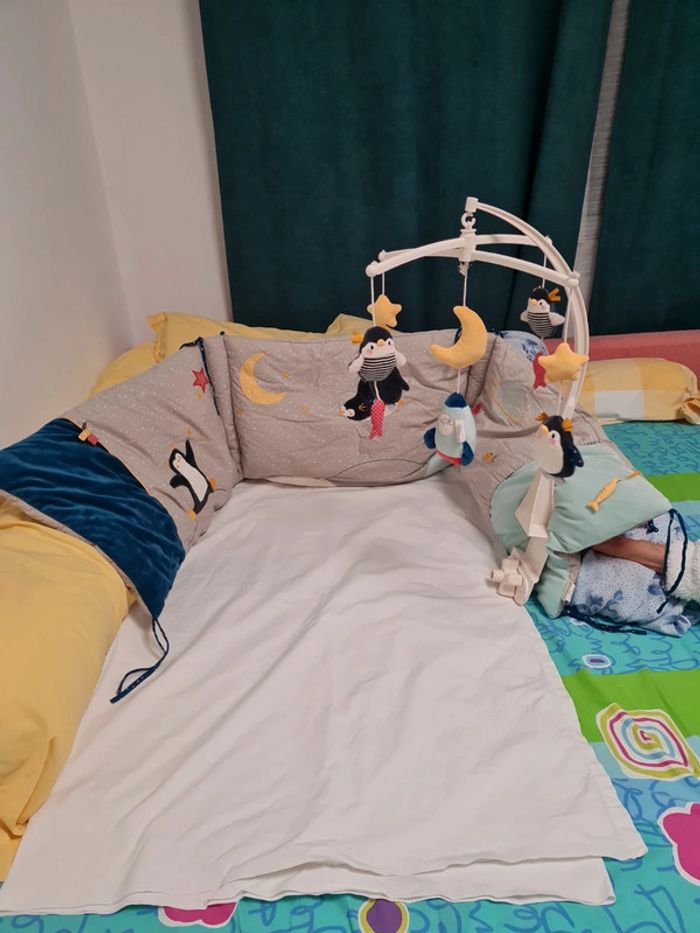 Tour de lit et mobile Nanouks pinguins