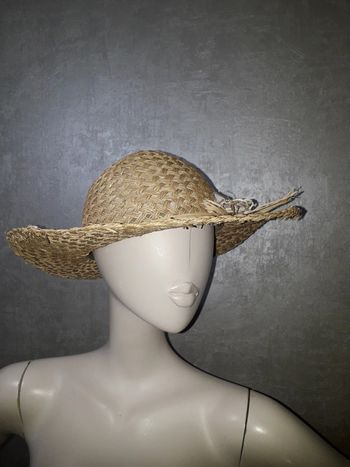 chapeau tressé avec fleur en tissu sur le dessus