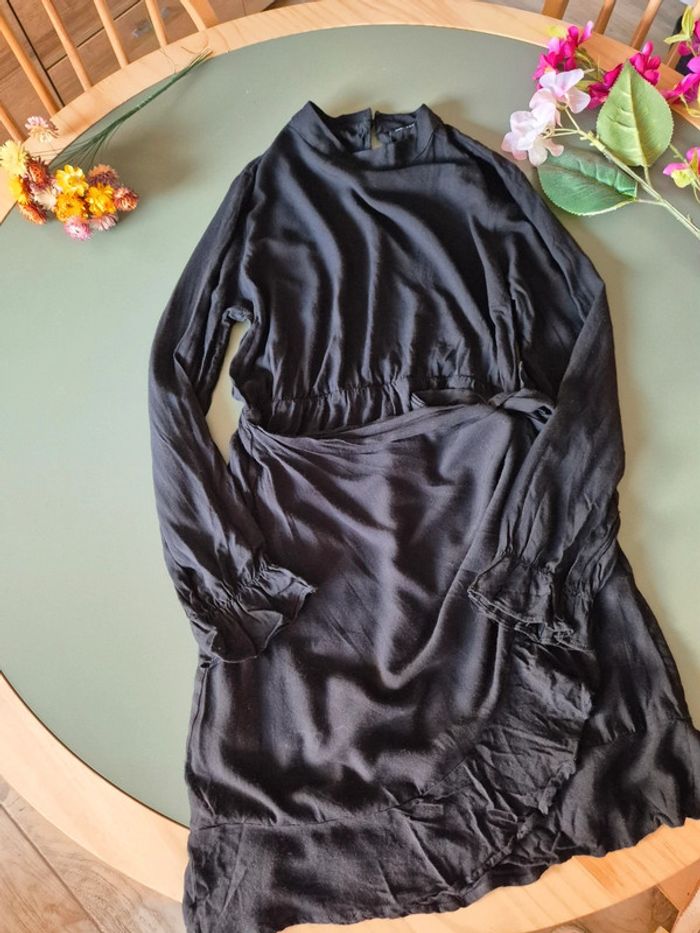 Jolie robe noire effet portefeuille, taille 42, Trendyol - photo numéro 3