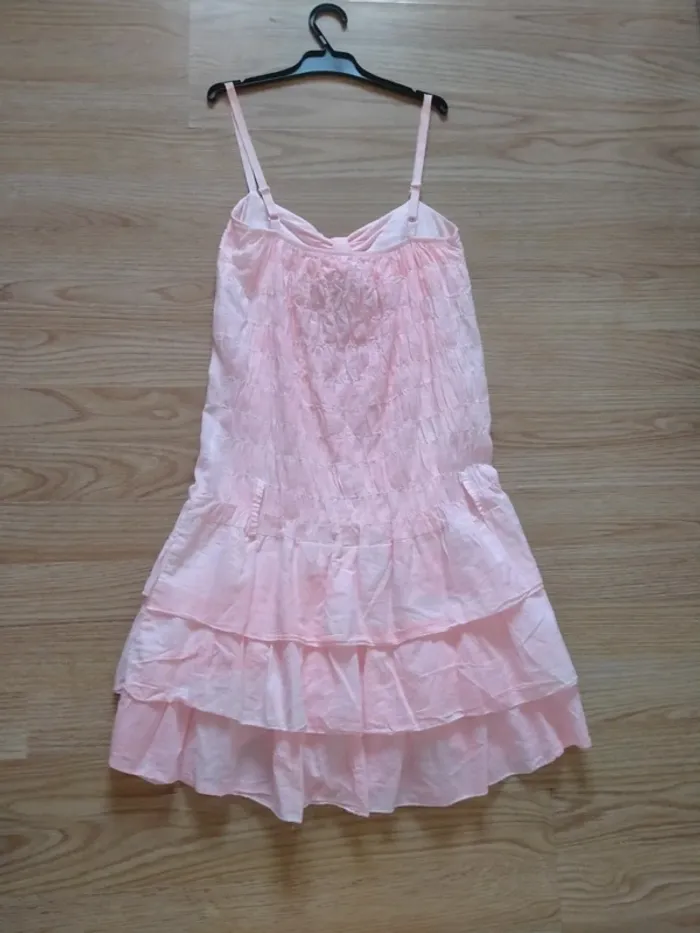 Robe courte a bretelles. Femme. Rose.
Taille 36 - photo numéro 9