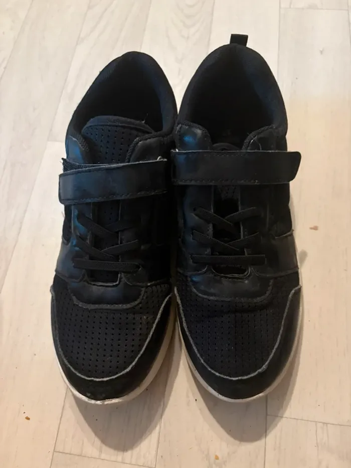 Basket tex noir un légèrement abîmé devant 37