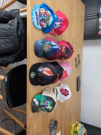 Lot de 43 casquettes enfants licence