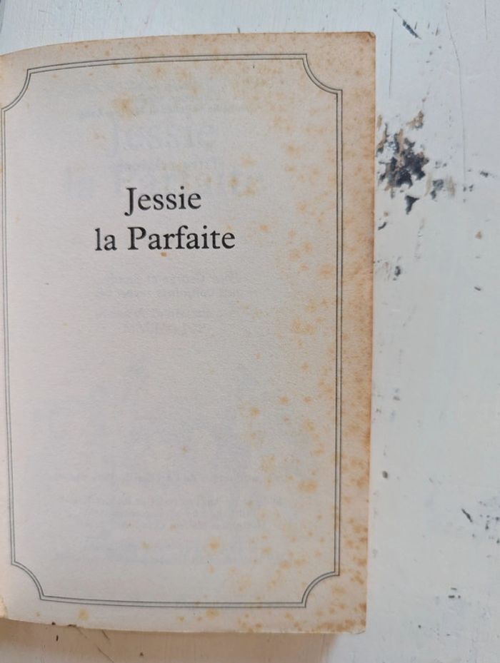 Lot de deux livres de poche : Quatre de trop et Jessie la Parfaite - photo numéro 4